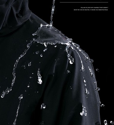 Reflecterende regenjas combineert stijl en veiligheid